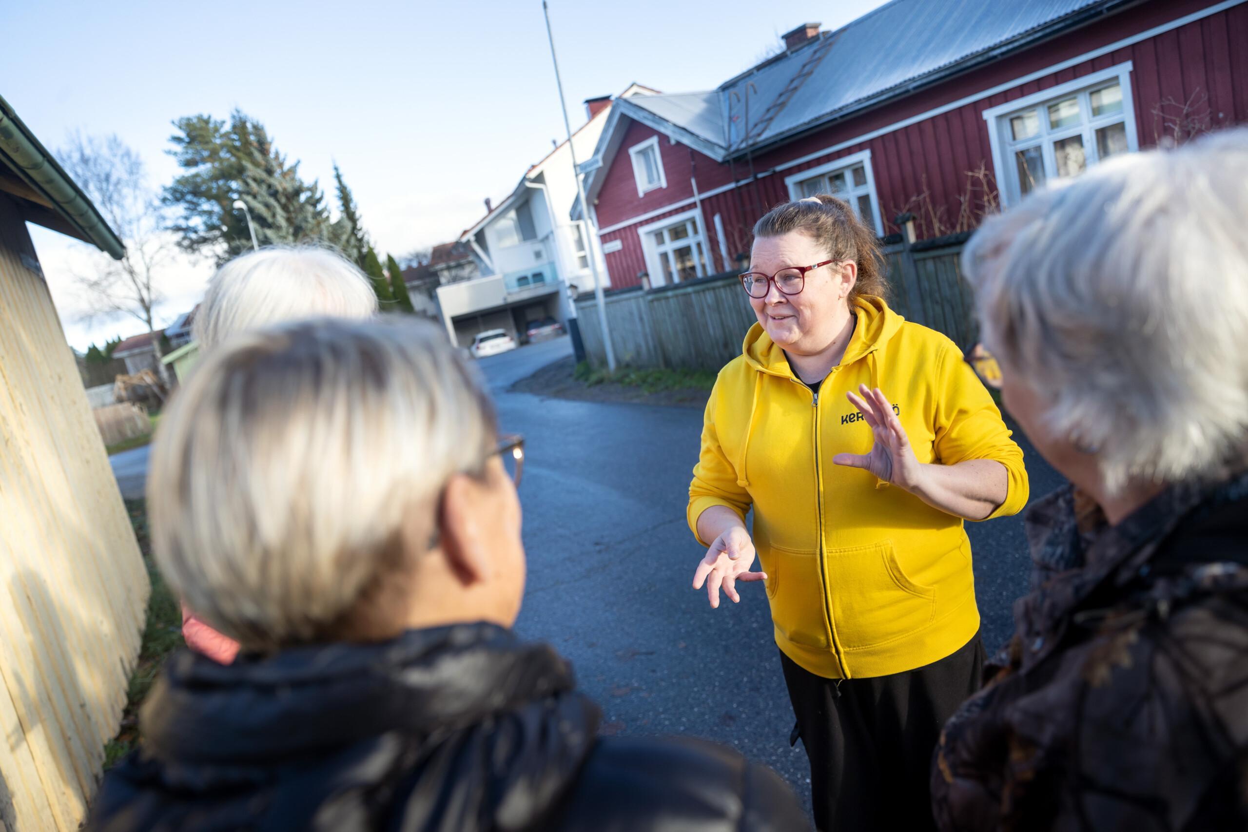 Neuvoja puhumassa asiakkaille