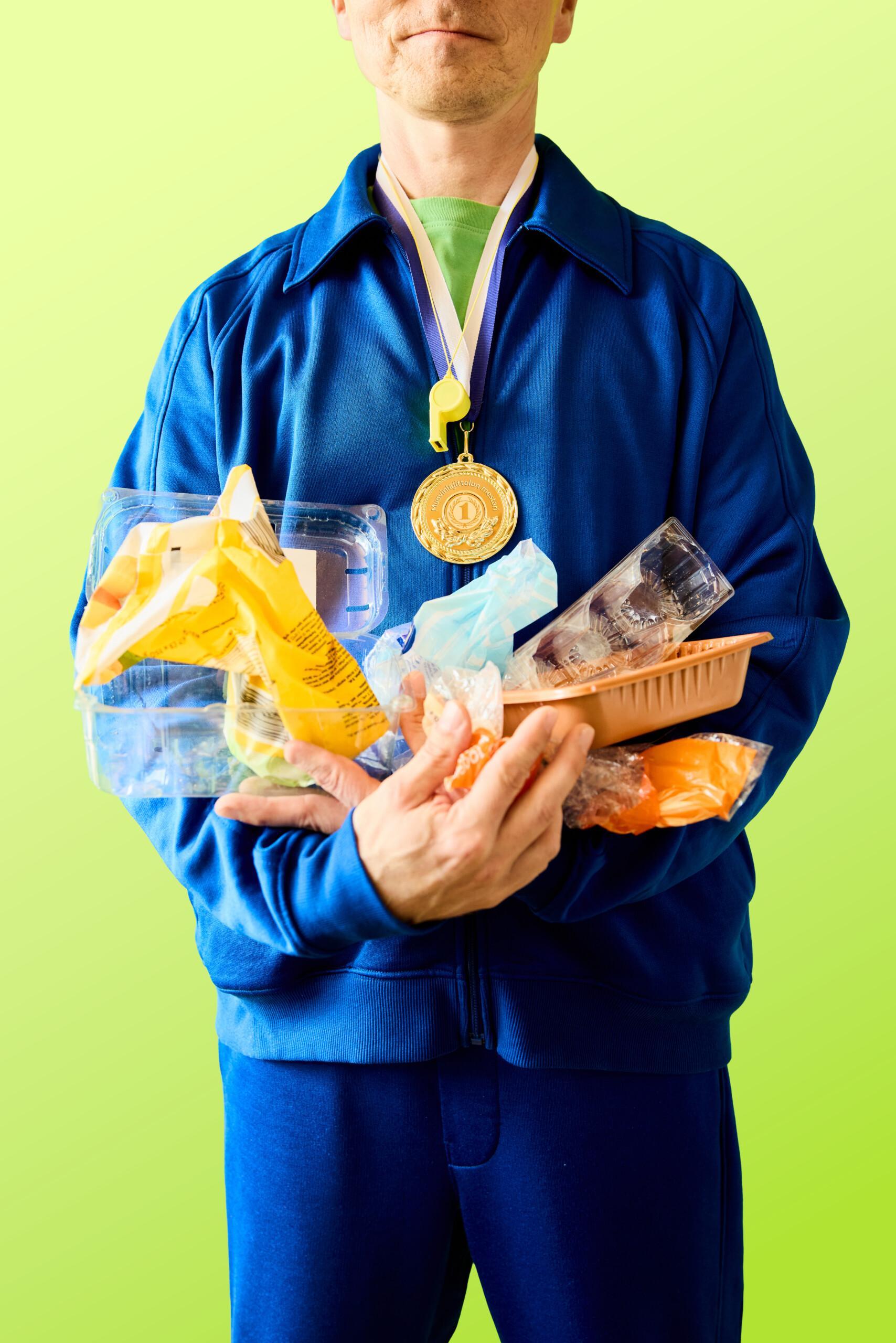 Henkilön käsissä muovipakkauksia.