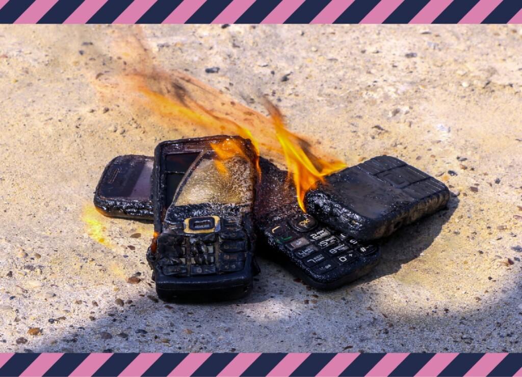 Kuvassa akkupalo puhelimessa