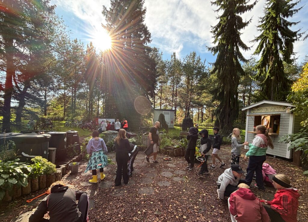Kouluryhmä kompostointipuistossa